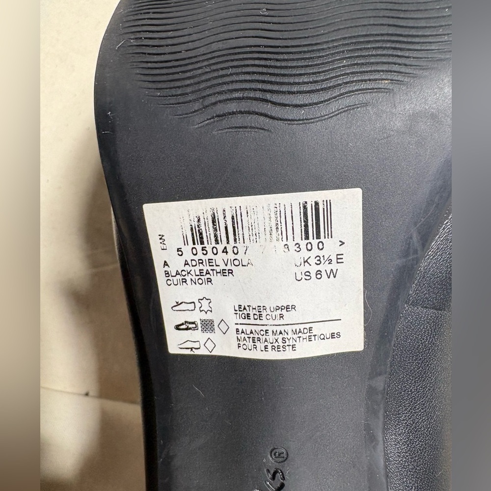 Clarks Women's Black Leather heels. - Picture 8 of 8